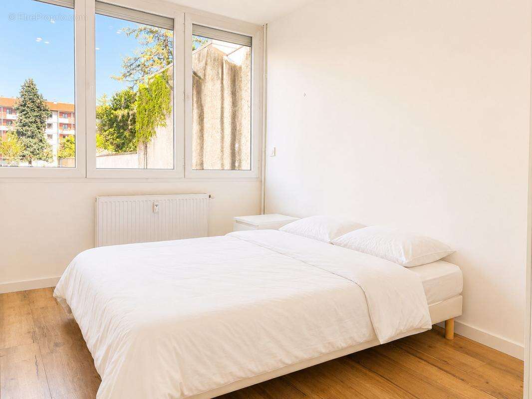 Gratte ciel - 4 chambres - entierement renove - photo 4