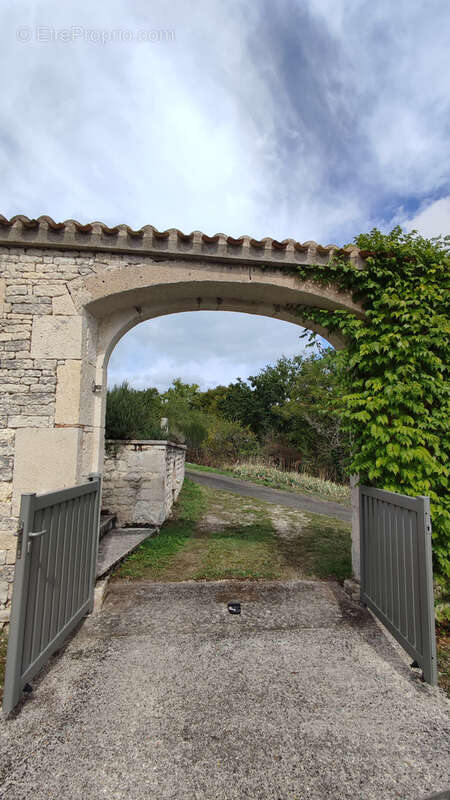 Maison à MONTAIGU-DE-QUERCY