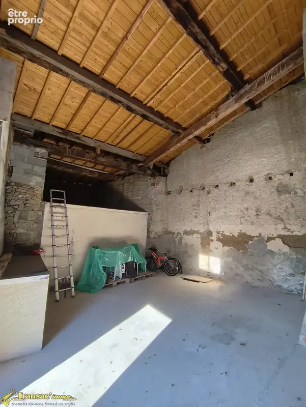 À Thiers secteur Le Fau, bâtiment à usage de dépôt. - photo 4