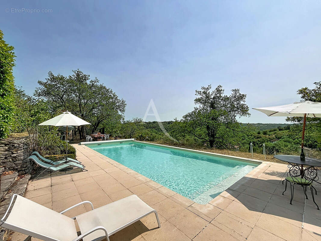 Maison familiale de 4 chambres avec piscine, jolie vue dégagée et 5 766m² de terrain. - photo 3
