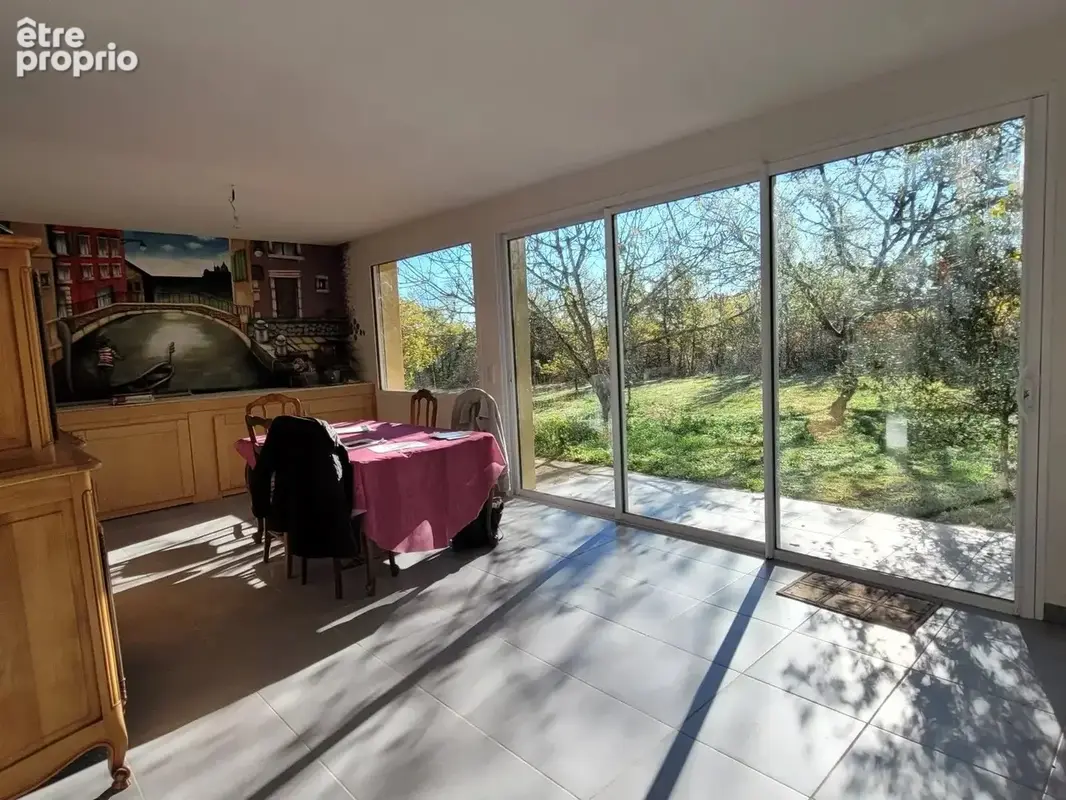 Maison récente de plain-pied avec garage sur 2600 m2 de terrain, à 15 minutes de Cahors. - photo 3