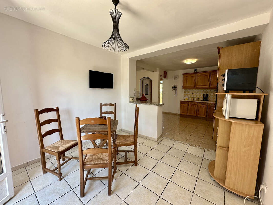 St Gilles (30): Grande Villa T5 de 117 m2 sur 253 m2 de terrain avec garage et deux parkings - photo 6