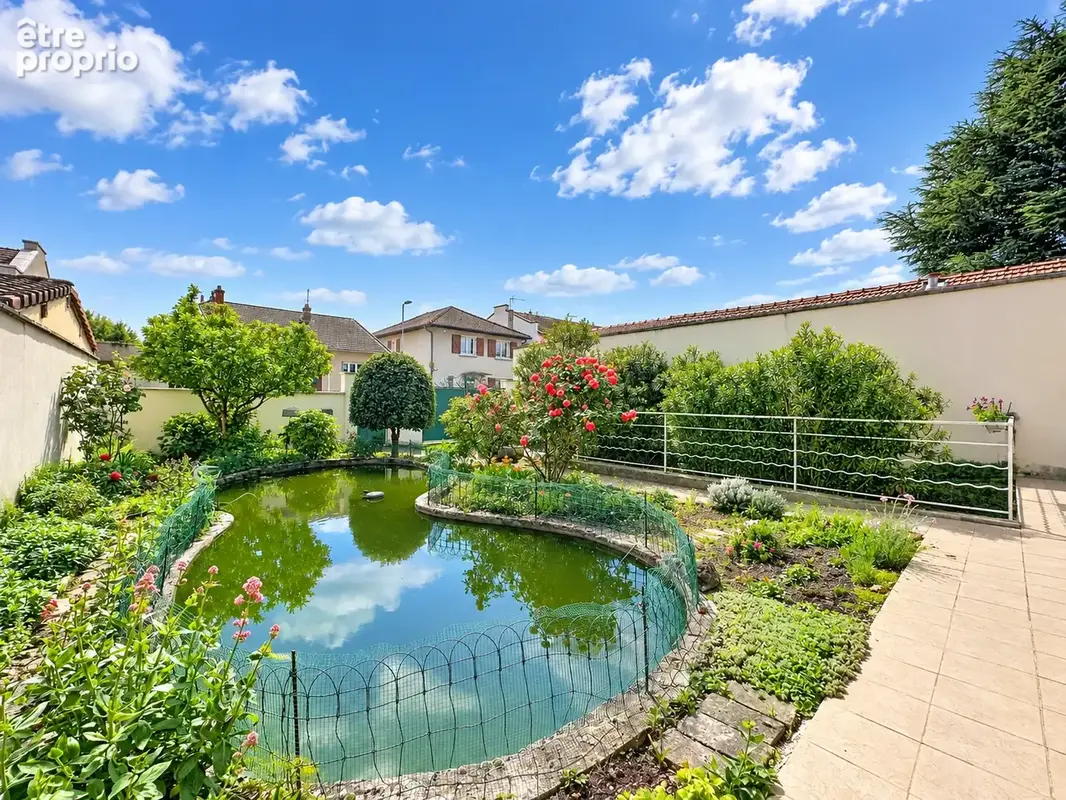 Entre calme résidentiel et proximité immédiate de tout, cette maison familiale n'attend que vos projets. - photo 4