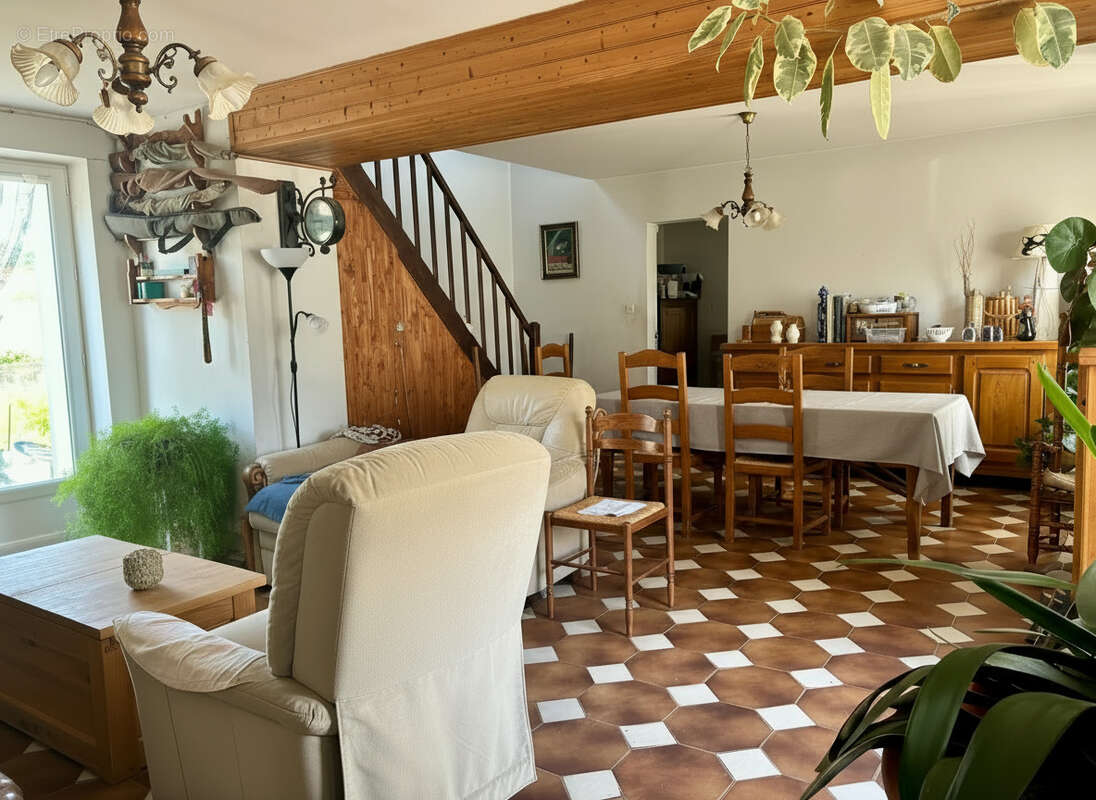 Maison à SAINT-LAURENT-DE-LA-PREE