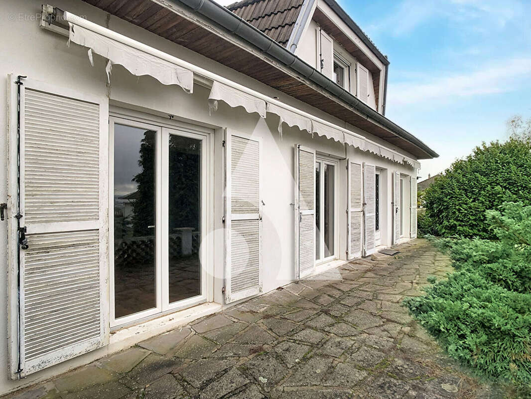 Maison à CHAZELLES-SUR-LYON