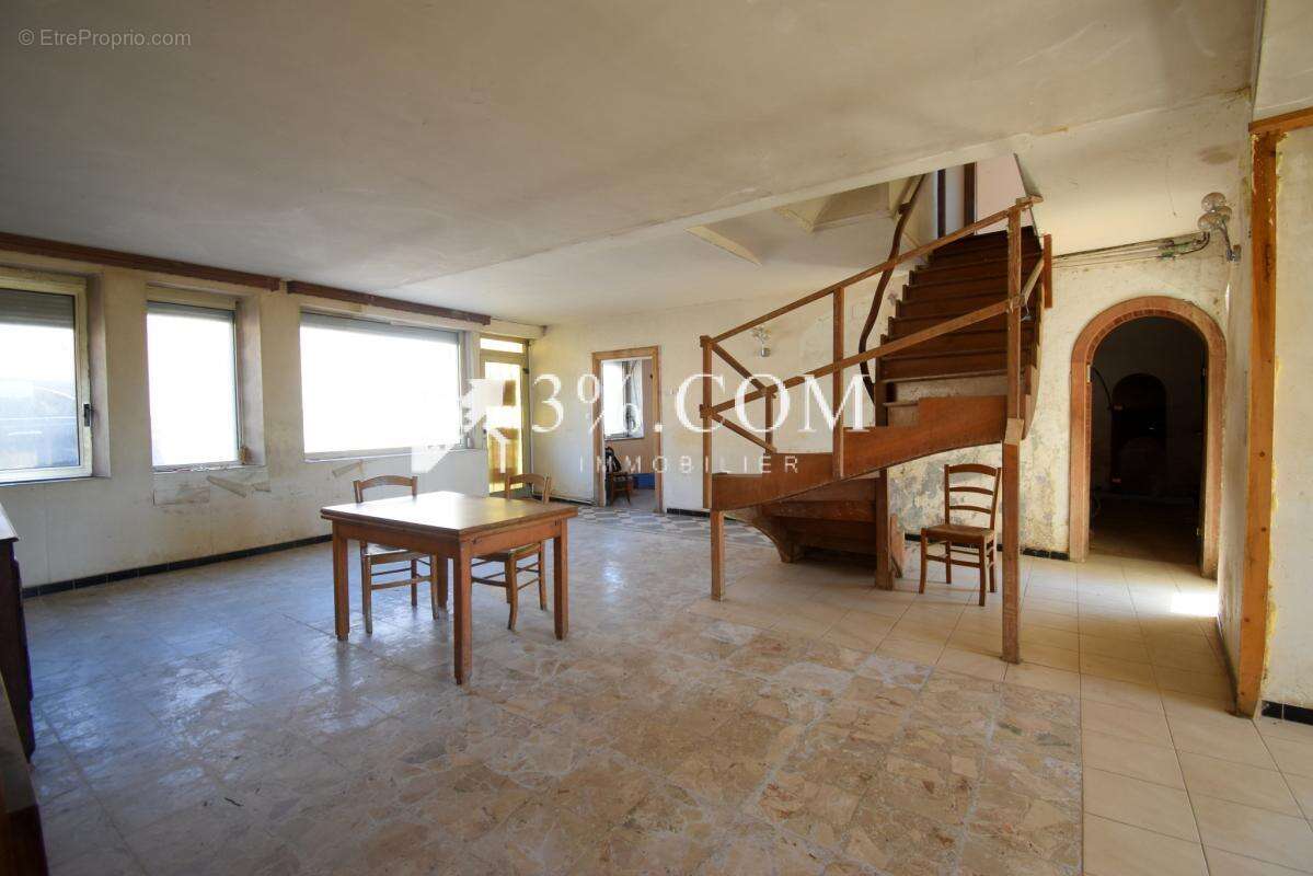 Maison de caractère de 280 m2 à rénover sur un terrain d'env - photo 2