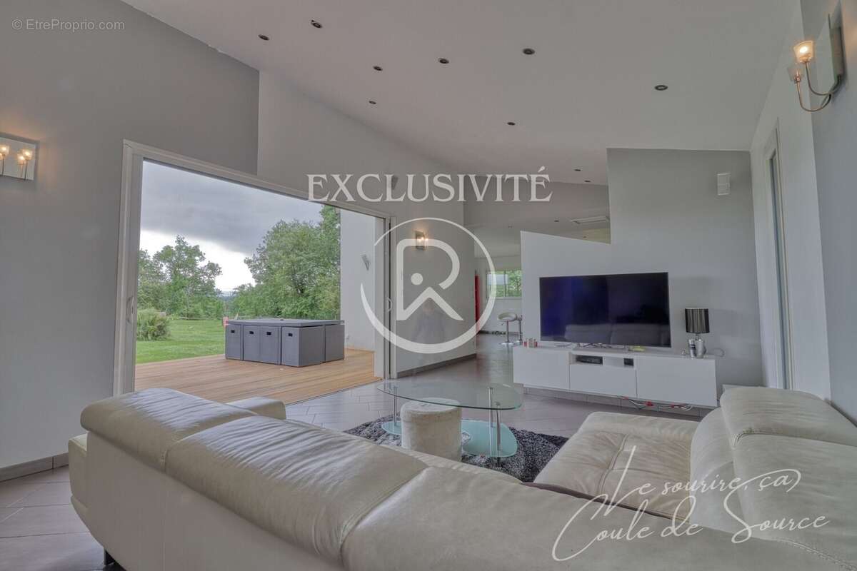 Salon sarrant - Maison à L&#039;ISLE-JOURDAIN