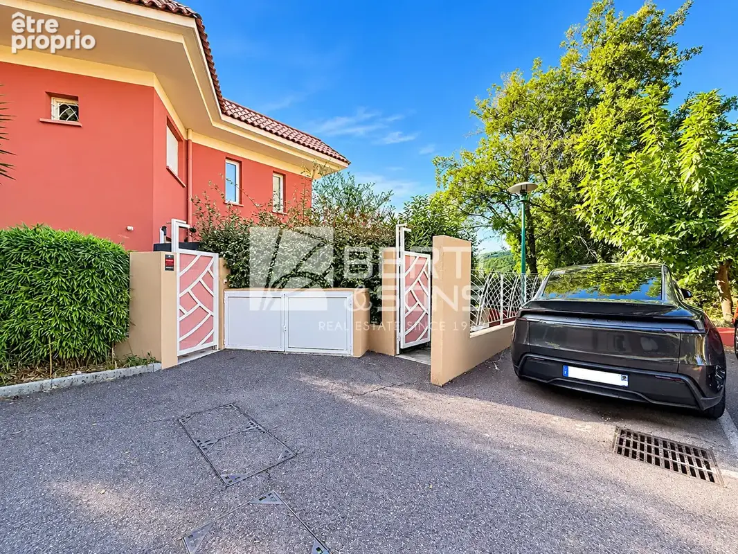Mandelieu minelle - vaste 4 pieces en rez-de-jardin dans domaine securise - gardien piscine garage parking ext - photo 2