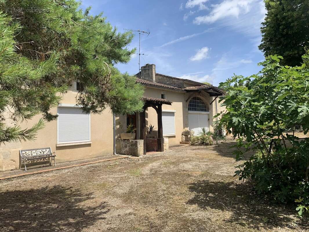 Ensemble en pierre de 3 logements et 2 piscines - photo 19