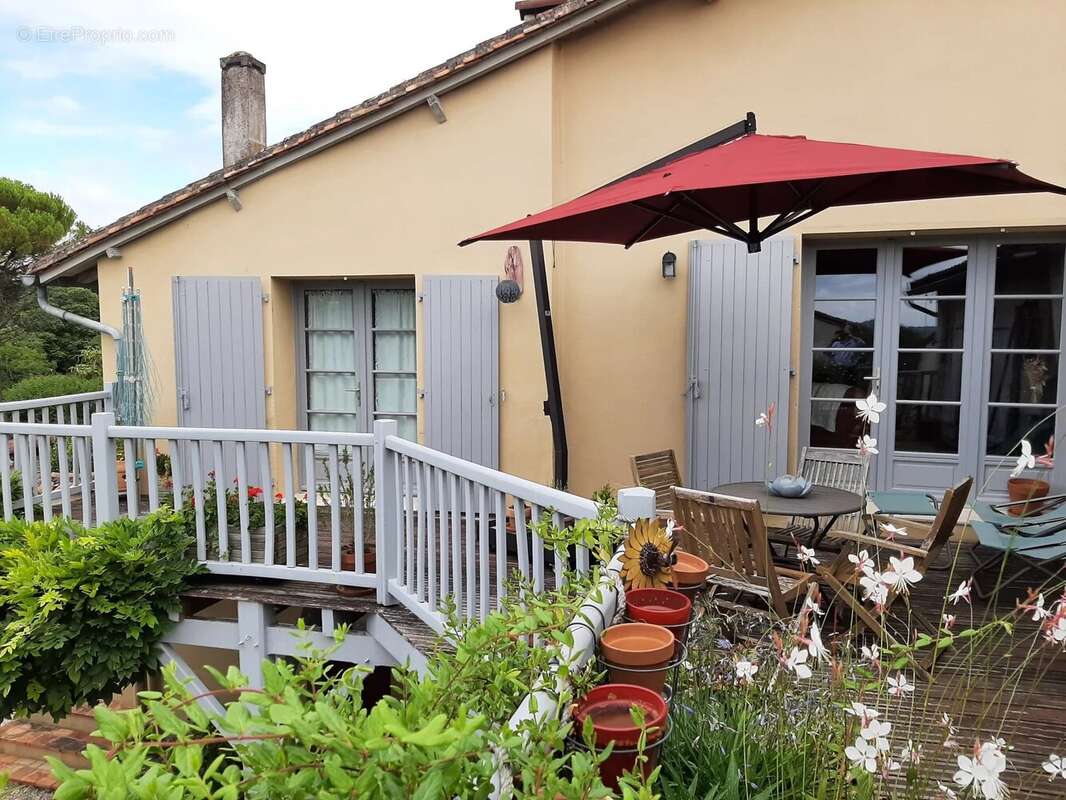 Charmante propriété de 2 chambres et 2 salles de bains à Aubeterre, avec vue exceptionnelle - photo 16