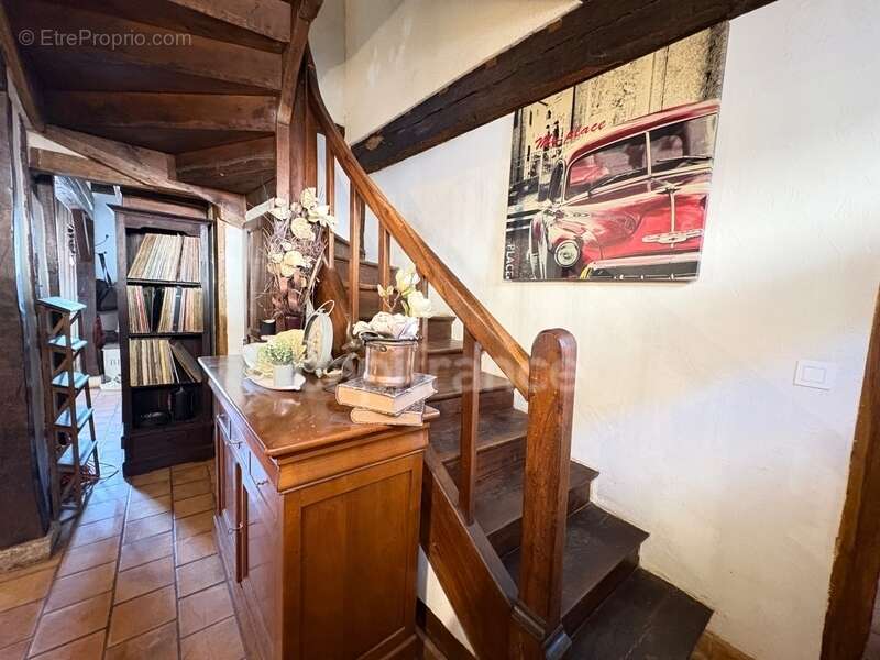 Maison de charme - colombages - DPE B - 5 pièces - fort potentiel - photo 9