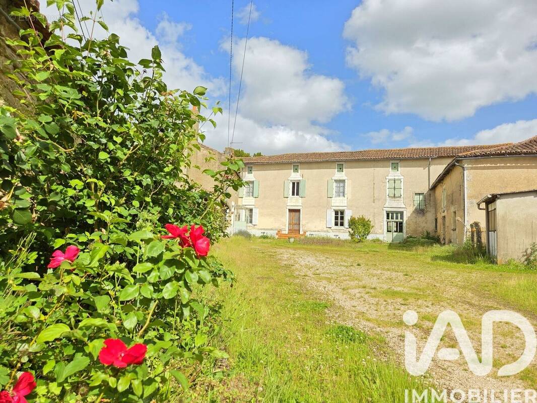 Photo 1 - Maison à NEUVILLE-DE-POITOU