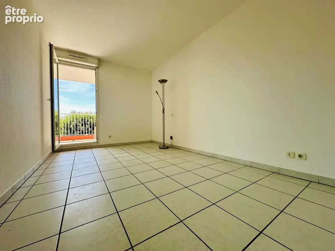 Exclusif lattes - magnifique t2 de 52m2 avec terrasse, parking et cave dans residence standing a 150m du tram - photo 7