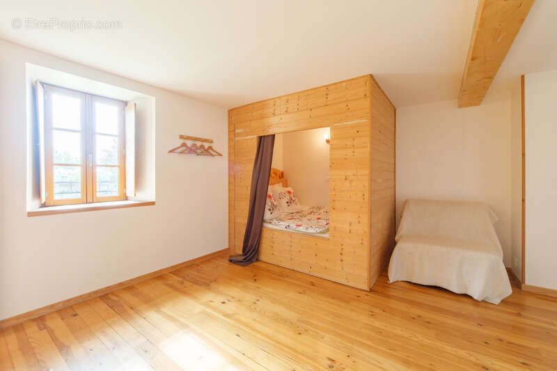  Maison de 310 m² avec gîte – 5 588 m² de terrain – Fraîcheur naturelle et revenus locatifs – Grandrif (63) - photo 15