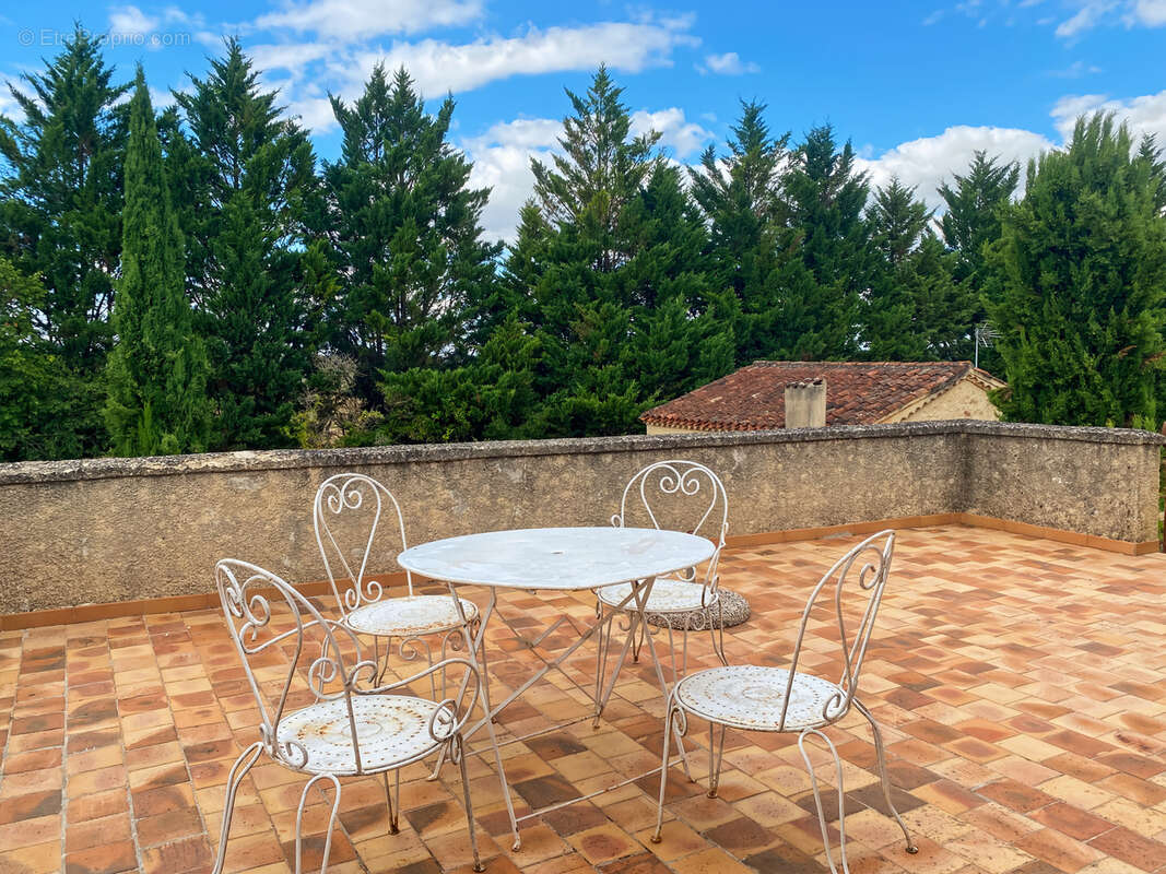 À Vendre – Maison de village en pierre (6 pièces) de 227 m² à Bazian (Gers) avec cour et jardinet - photo 14