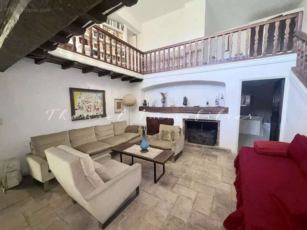 À vendre dans le village de Grimaud : Ensemble de deux maisons de village à rénover, avec terrasses et jardinet - photo 3