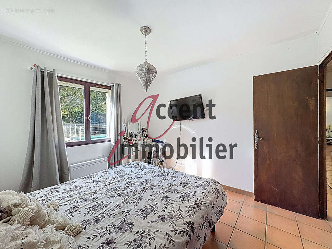 Villa rénovée des années 90 - 130 m² habitables sur jardin de 1115 m². - photo 14