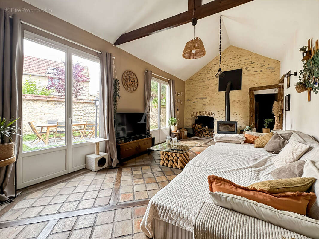 Maison en pierre renovée avec cave et jardin clos - photo 4