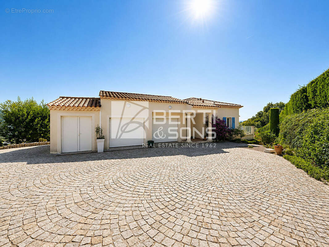 DOMAINE SECURISÉ - A 15 min de Mandelieu - Villa 5 pièces de 211 m² avec vue mer panoramique - photo 11