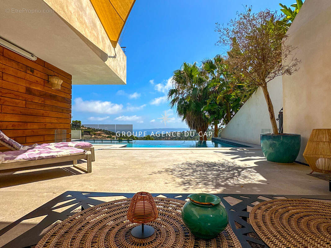 A vendre villa contemporaine vue mer piscine pool house chambres en suite les issambres - photo 17