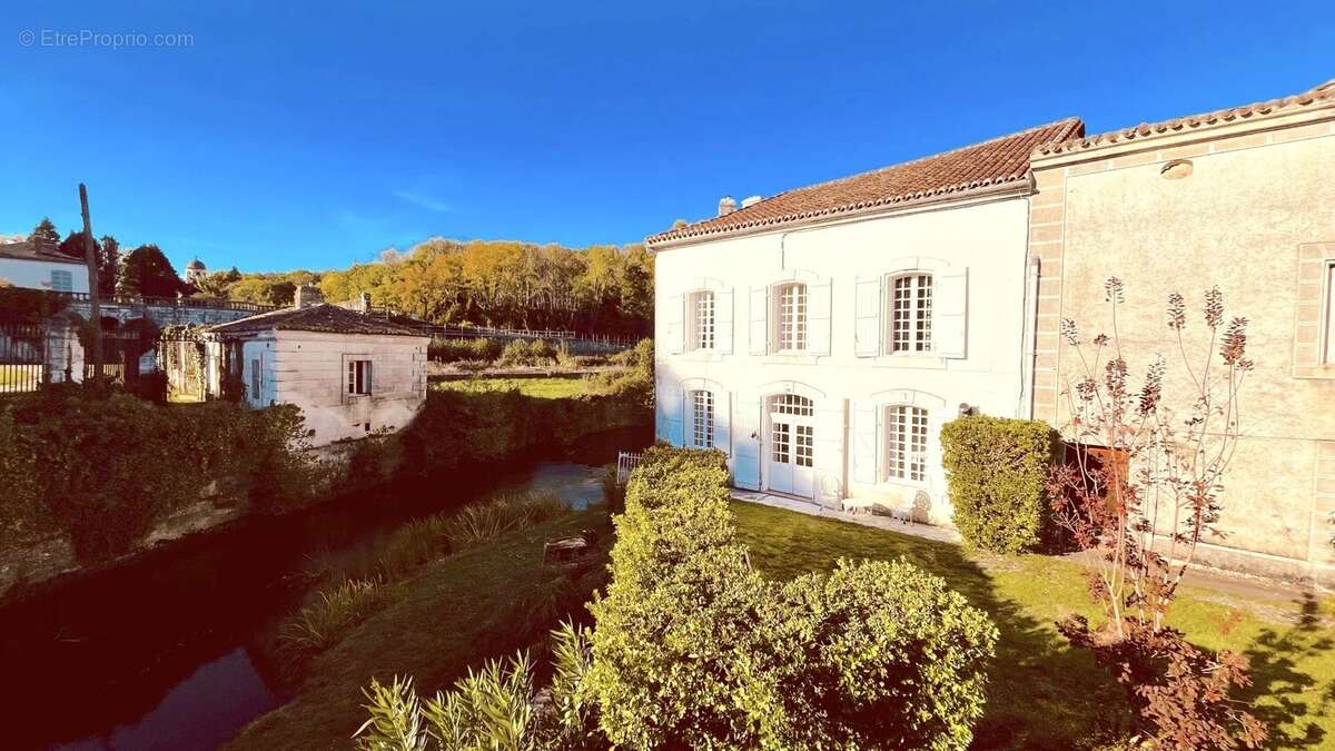 Maison à LA ROCHEBEAUCOURT-ET-ARGENTINE
