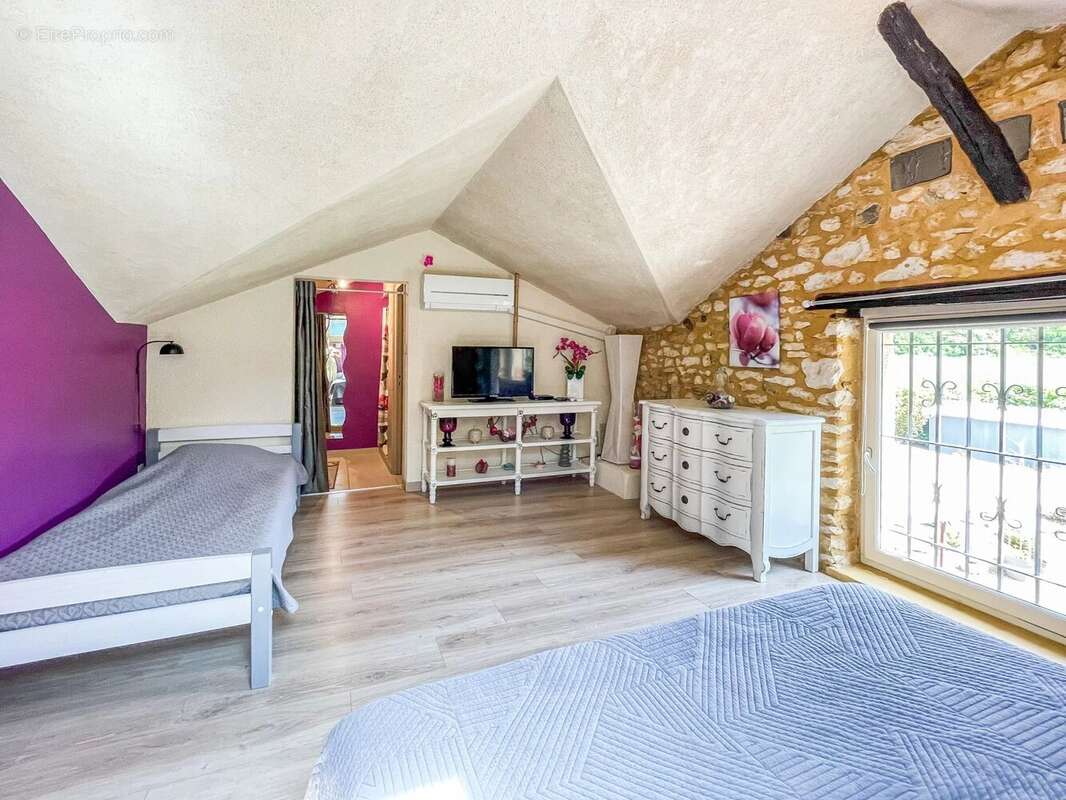 Propriété en pierre de cinq chambres avec piscine d'eau salée et oasis naturelle à Plazac. - photo 12