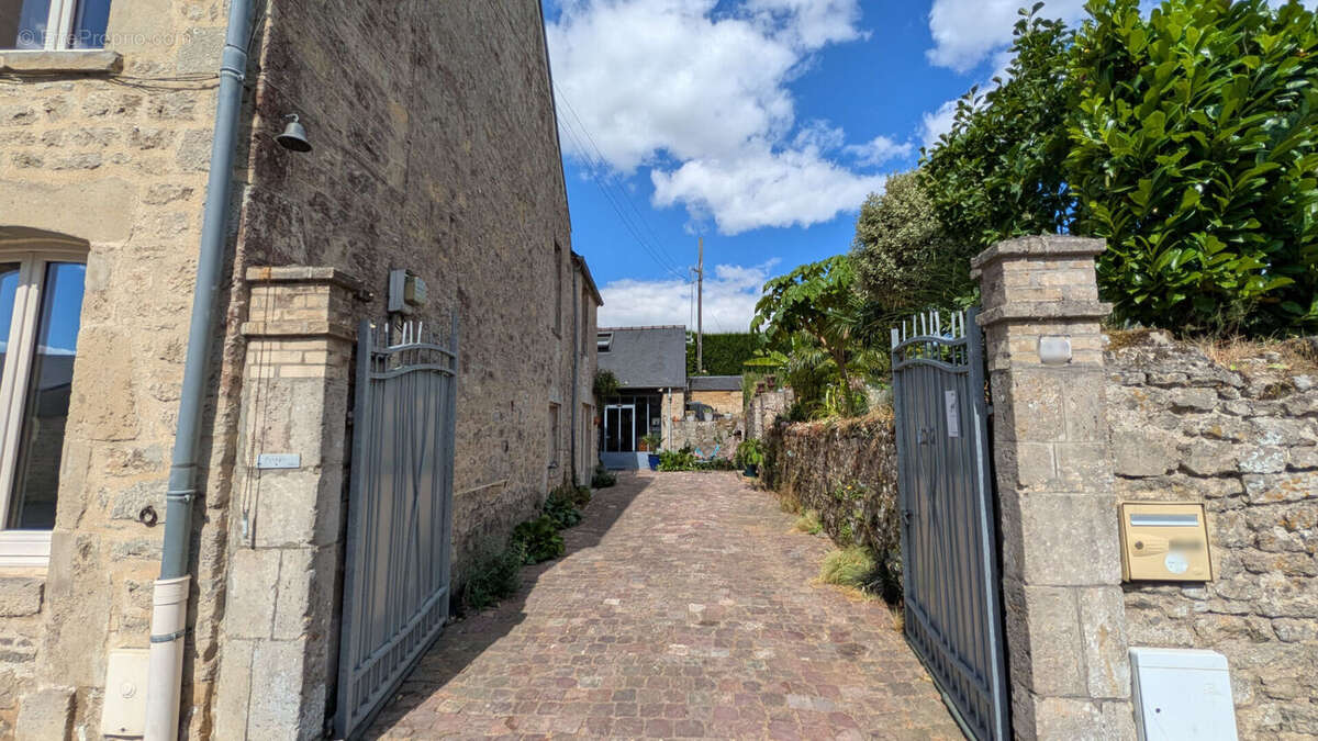 Maison de caractère du XVIIIème siècle avec jardin et dépendances ! - photo 16