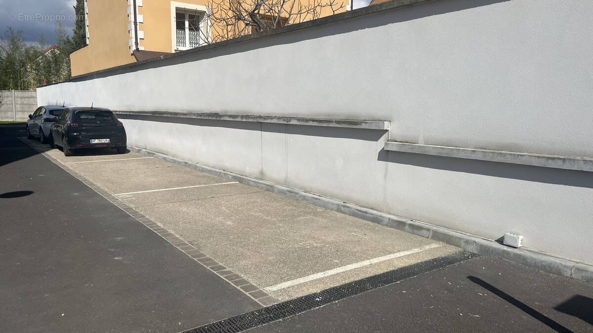 Parking à SAINT-MAUR-DES-FOSSES