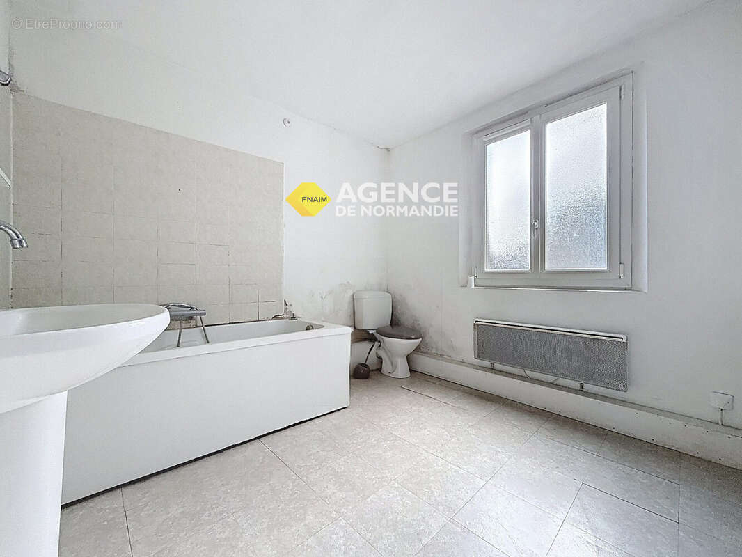 sdb 1er - Appartement à VILLERS-EN-OUCHE
