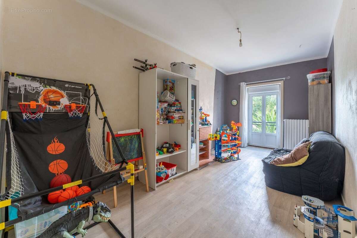Grande maison de ville avec 6 chambres, dépendance sur deux niveaux et jardin - photo 7