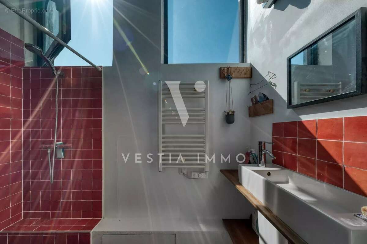 Maison atypique rénovée – 108 m² au sol – 4 chambres – cour privée - photo 18