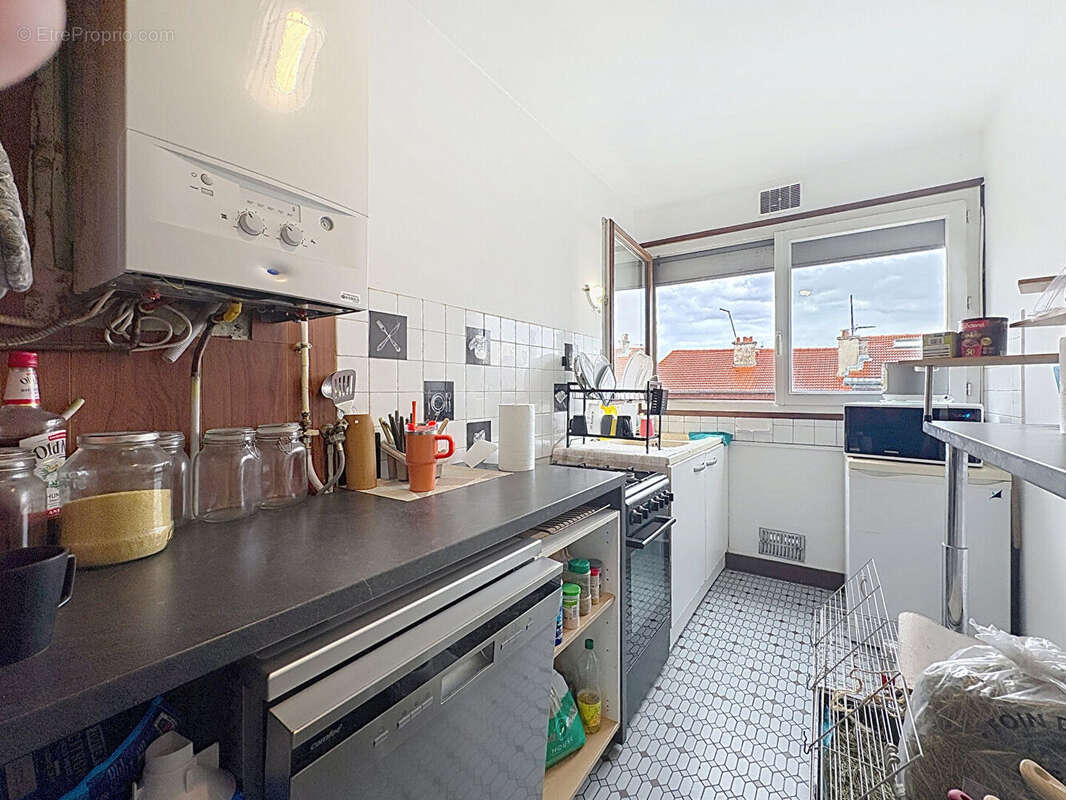 Appartement 4 pièce(s) 73 m2 avec deux balcons au pied du métro L.11 Carnot - photo 12
