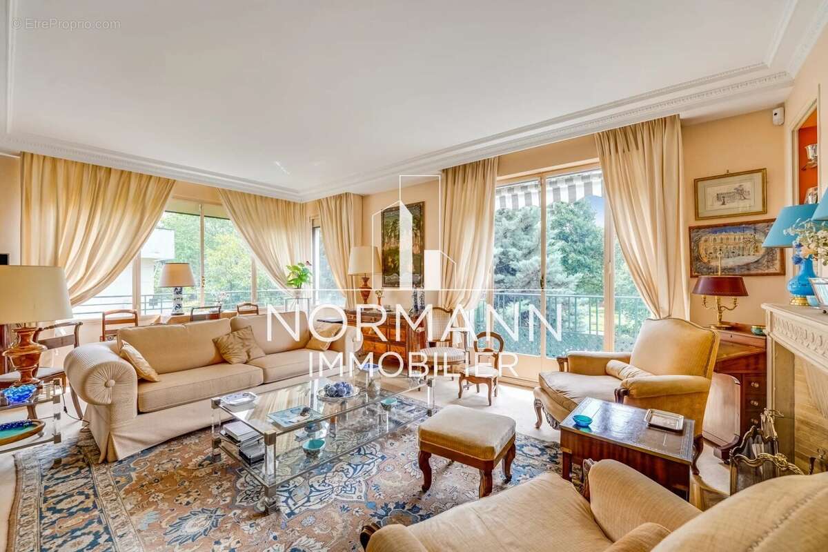 Appartement à PARIS-16E