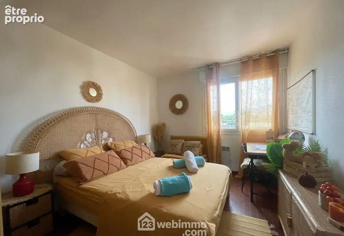 Seconde chambre lumineuse avec rangements.