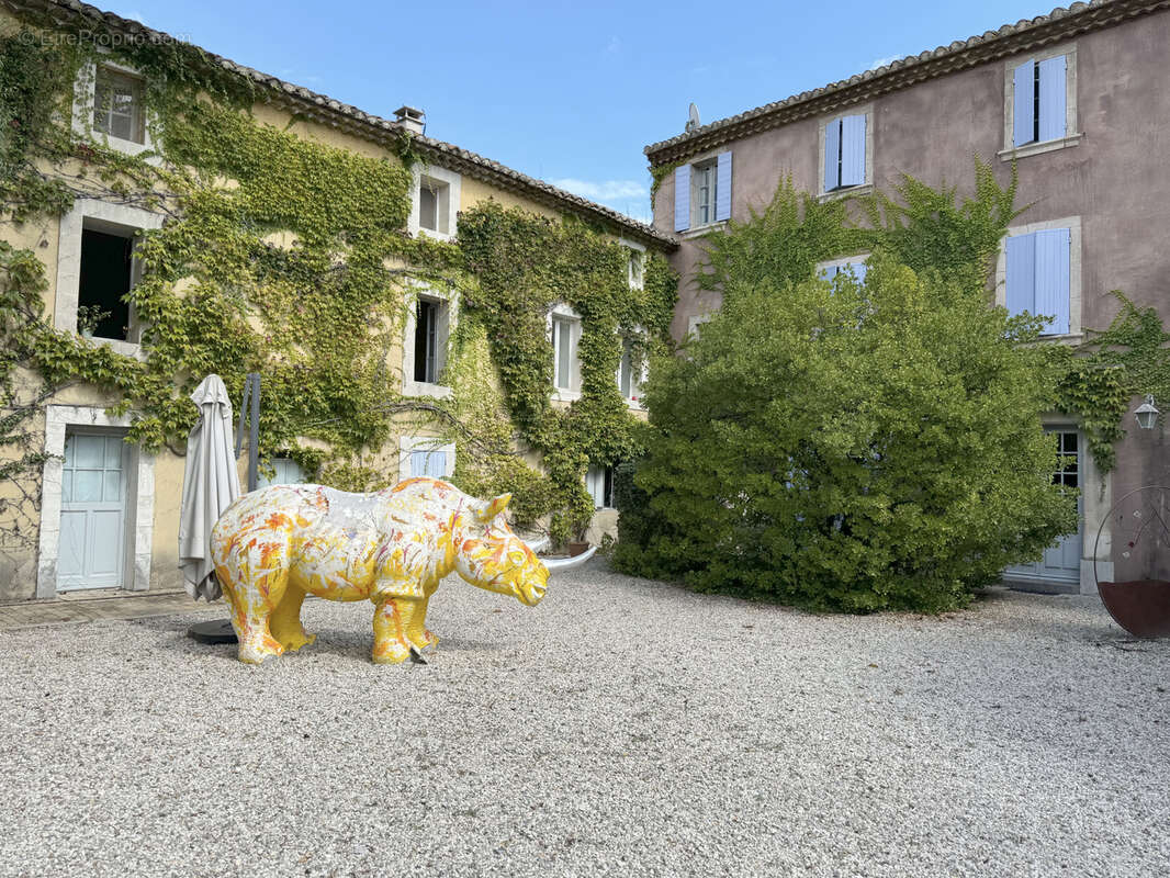 Proche de l'isle sur la sorgue, une propriété au fil de l'eau - photo 2