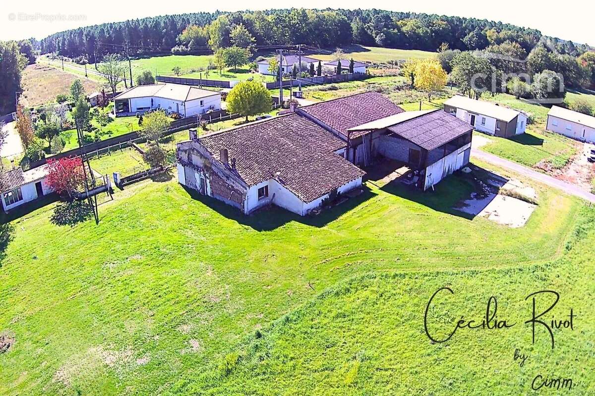 Maison à BUSSAC-FORET