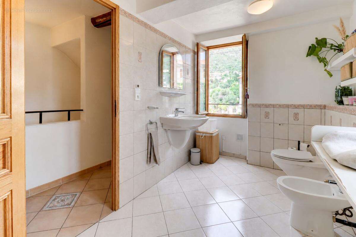 Maison à CHATEAUNEUF-VILLEVIEILLE