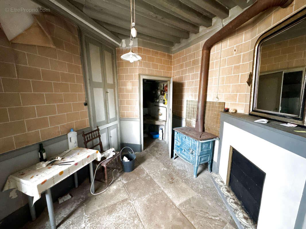 Maison de village  à rénover avec belle grange avec jardin attenant clos de murs  77 000 €   F.A.I. - photo 10