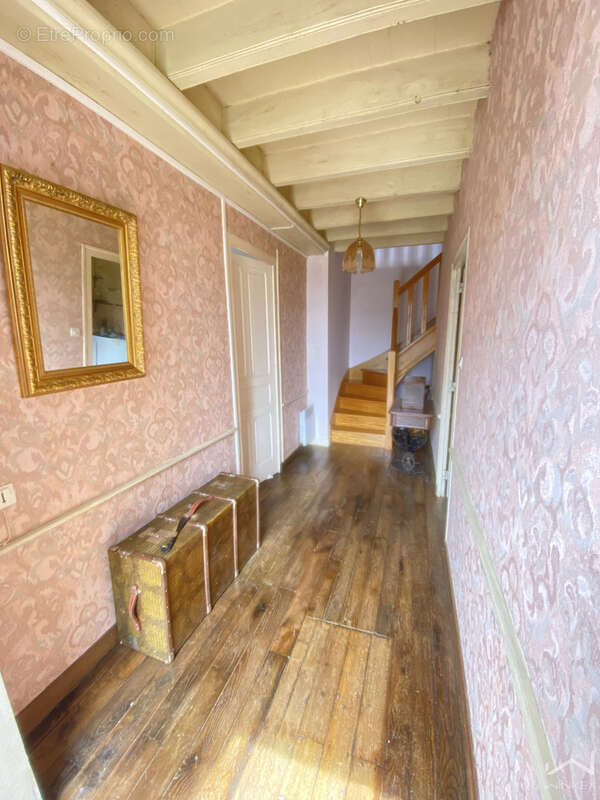 Grande bâtisse de caractère à fort potentiel   225 m2 habitables avec jardins - photo 2