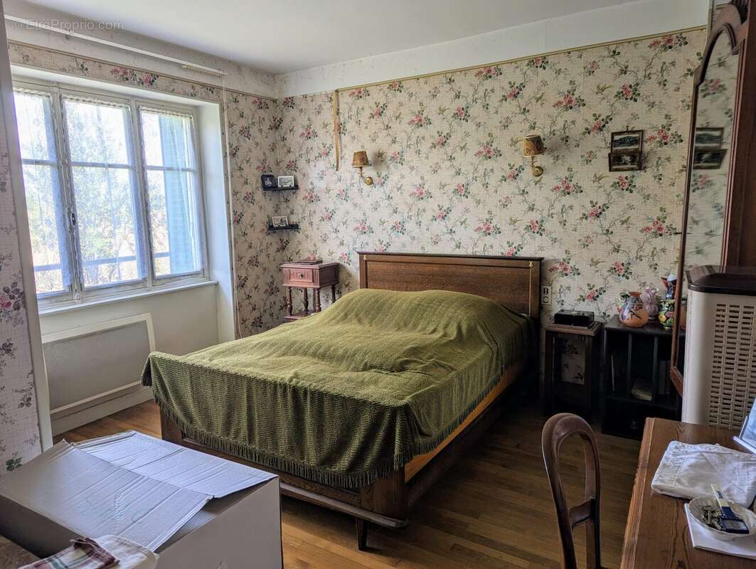 chambre avec parquet placard - Maison à MAILLY-LA-VILLE