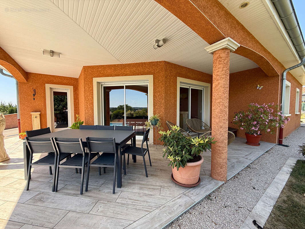 Magnifique villa de plain pied avec terrain et piscine - photo 2