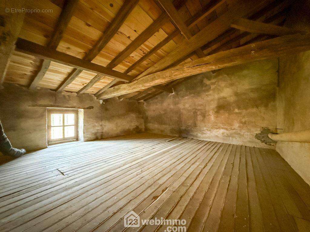 Du volume supplémentaire avec deux greniers aménageables. - Maison à POUZAUGES