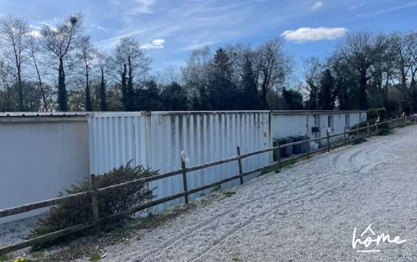 Commerce à LA MARTYRE