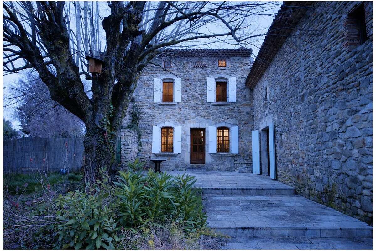 MONTELIMAR - Propriété de caractère avec vue dominante -  T6 173 m²  - 5 chambres - Terrain 3360 m² - Piscine - photo 15