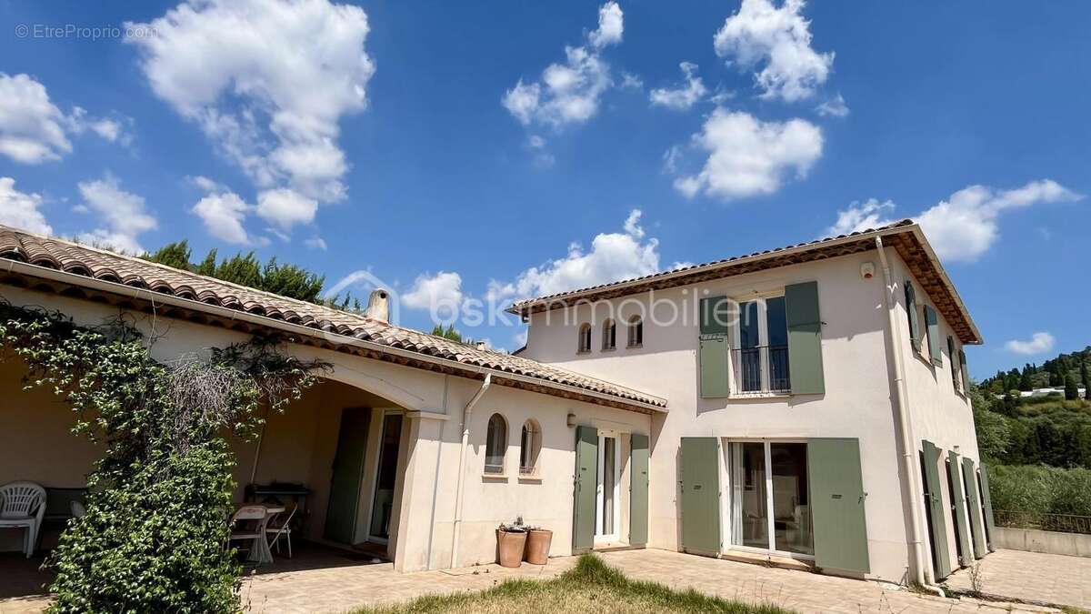 GRASSE - Belle propriété lumineuse avec piscine et vue dégagée au calme dans un cadre naturel - photo 8