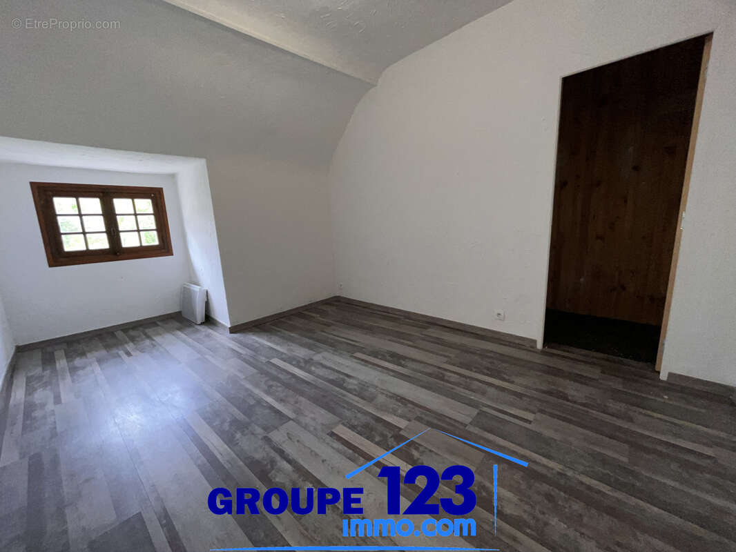 À VENDRE   Maison 3 pièces de 90 m2 à Laroche-Saint-Cydroine - photo 10