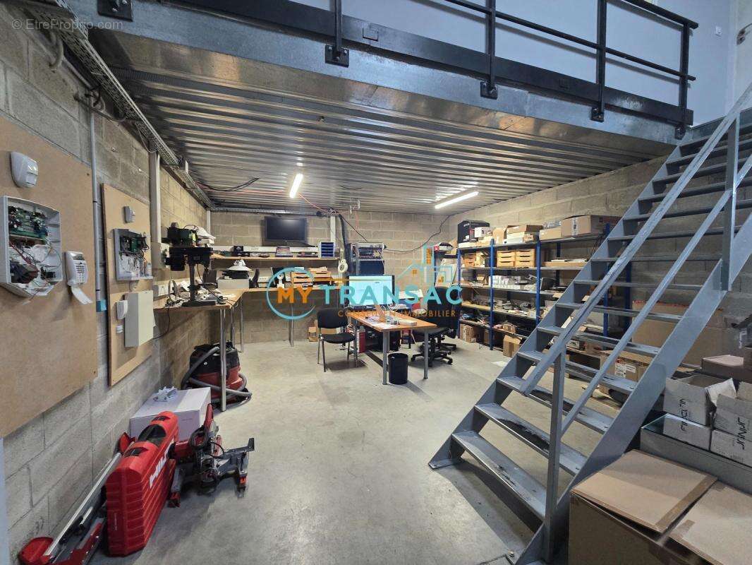 Commerce à SAINT-THIBAULT-DES-VIGNES