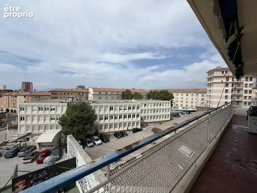 TOULON CENTRE - T4 de 100 m2 avec terrasse de 20 m2 unique dans la copropriété - Poss garage en supplément - photo 7