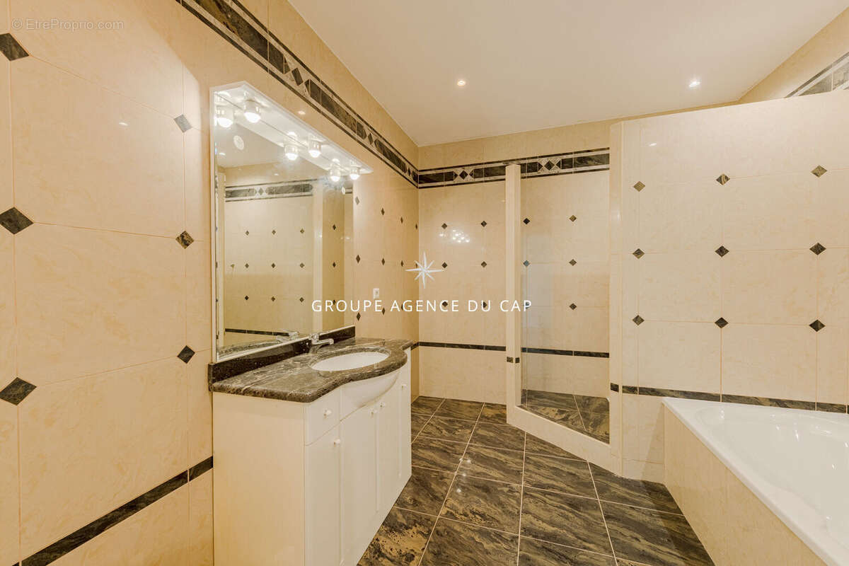 Vue degagee tres belle villa lumineuse de 7 pieces 5 chambres piscine deux garages proche golfs - photo 17