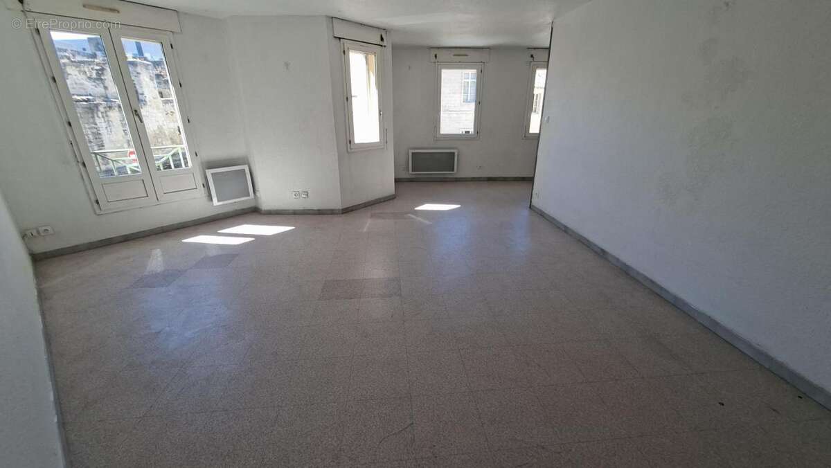 AVIGNON INTRA-MUROS – Appartement T3 lumineux de 73 m² avec vue sur les remparts - photo 2
